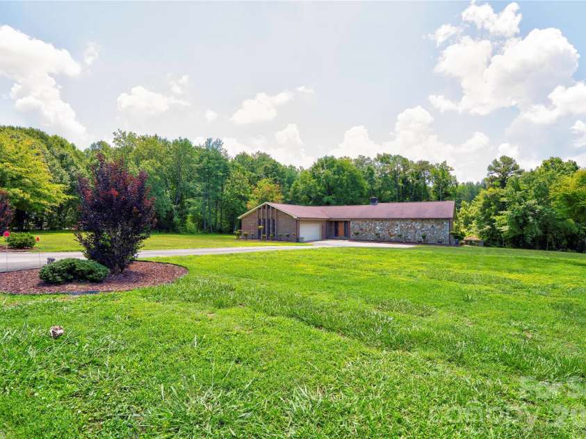 246 Putnam Lake Road, Kings Mountain, NC 28086.  MLS# CAR4392630, YatesRealty ID 32085. Front Yard