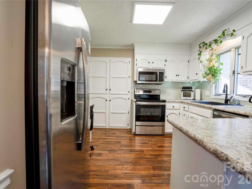 246 Putnam Lake Road, Kings Mountain, NC 28086.  MLS# CAR4392630, YatesRealty ID 32085. Kitchen