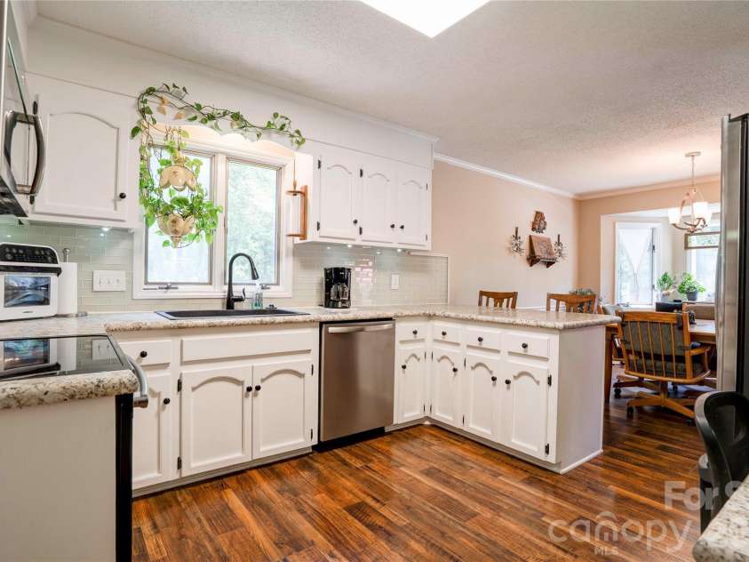 246 Putnam Lake Road, Kings Mountain, NC 28086.  MLS# CAR4392630, YatesRealty ID 32085. Kitchen