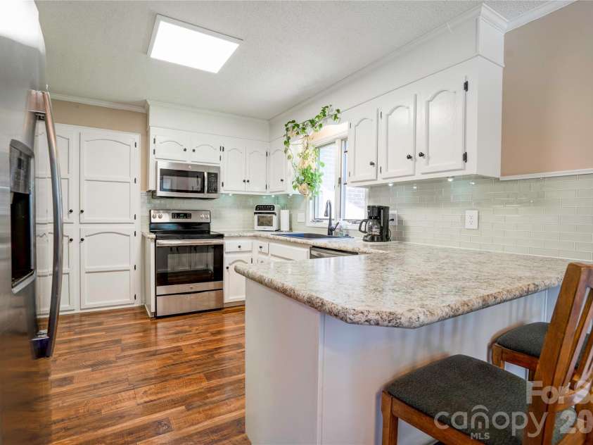 246 Putnam Lake Road, Kings Mountain, NC 28086.  MLS# CAR4392630, YatesRealty ID 32085. Kitchen