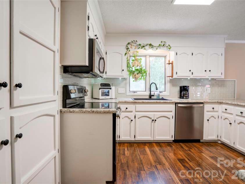 246 Putnam Lake Road, Kings Mountain, NC 28086.  MLS# CAR4392630, YatesRealty ID 32085. Kitchen