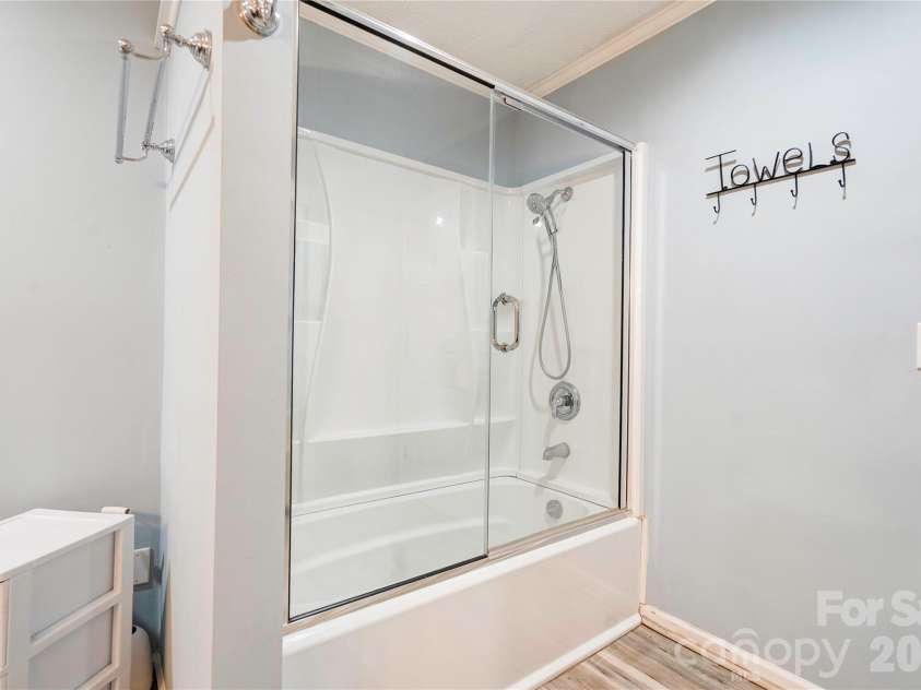 246 Putnam Lake Road, Kings Mountain, NC 28086.  MLS# CAR4392630, YatesRealty ID 32085. Primary Bathroom