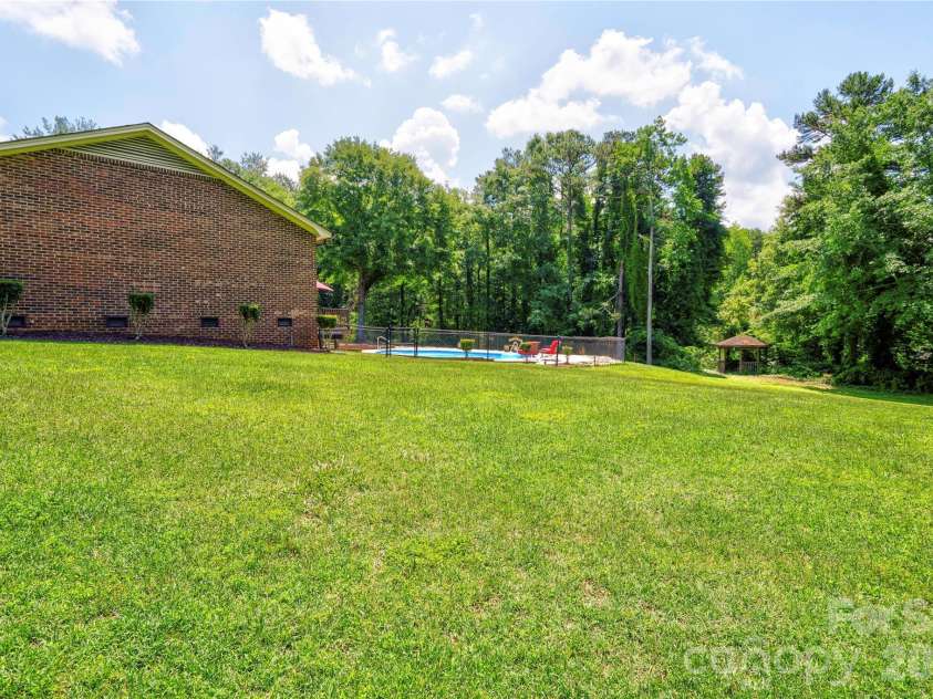 246 Putnam Lake Road, Kings Mountain, NC 28086.  MLS# CAR4392630, YatesRealty ID 32085. Side Yard