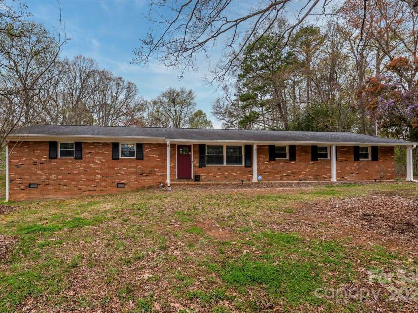 303 Cedarwood Lane, Matthews, NC 28104.  MLS# CAR4238100, YatesRealty ID 3209. 