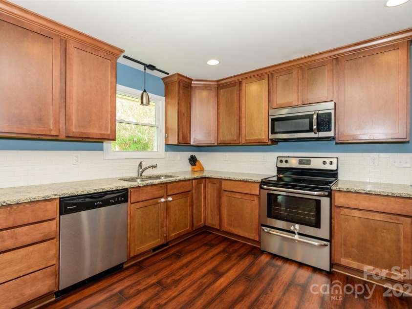 303 Cedarwood Lane, Matthews, NC 28104.  MLS# CAR4238100, YatesRealty ID 3209. 