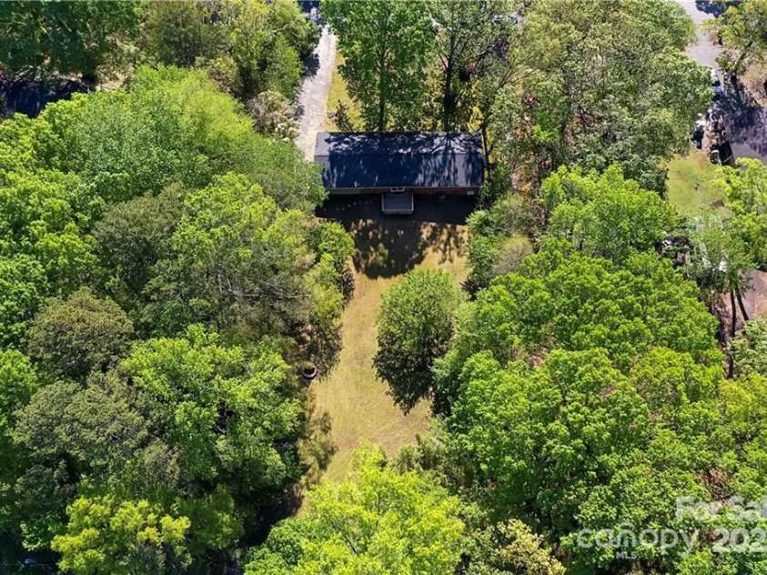 303 Cedarwood Lane, Matthews, NC 28104.  MLS# CAR4238100, YatesRealty ID 3209. 