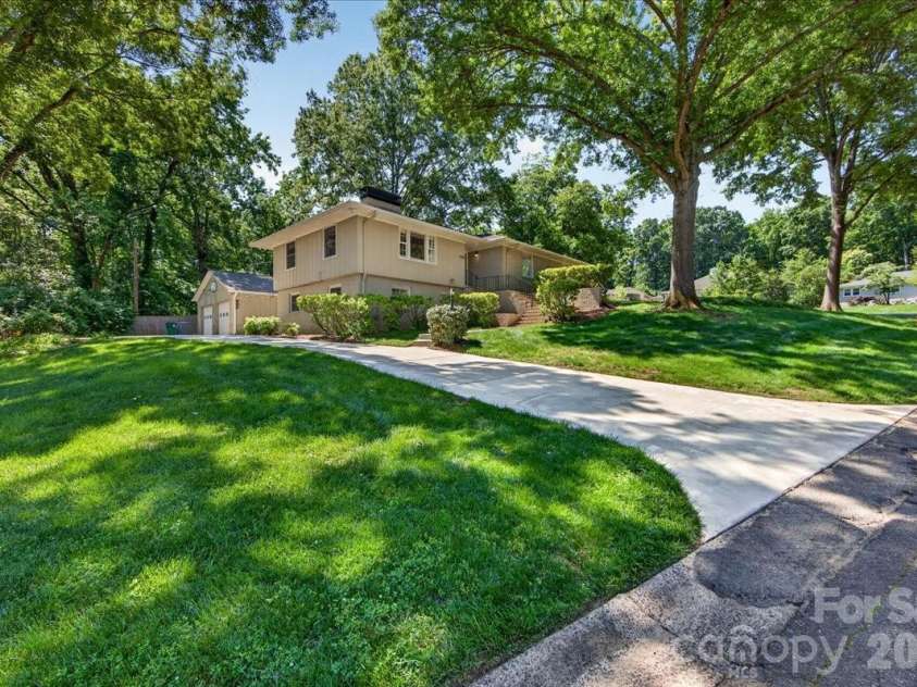 5451 Addison Drive, Charlotte, NC 28211.  MLS# CAR4391782, YatesRealty ID 32091. 