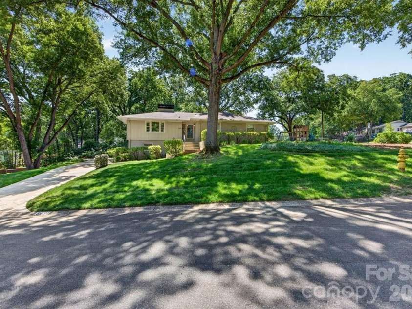 5451 Addison Drive, Charlotte, NC 28211.  MLS# CAR4391782, YatesRealty ID 32091. 