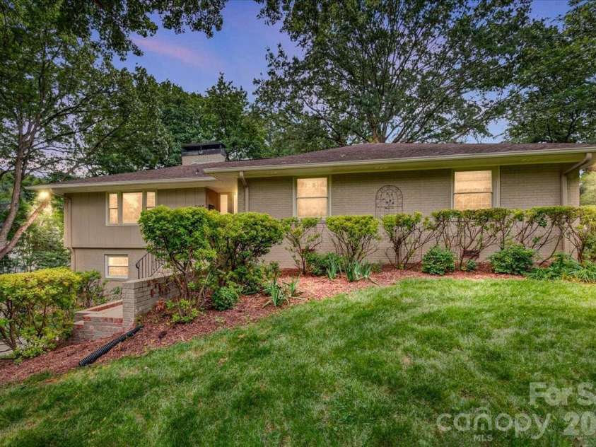 5451 Addison Drive, Charlotte, NC 28211.  MLS# CAR4391782, YatesRealty ID 32091. 