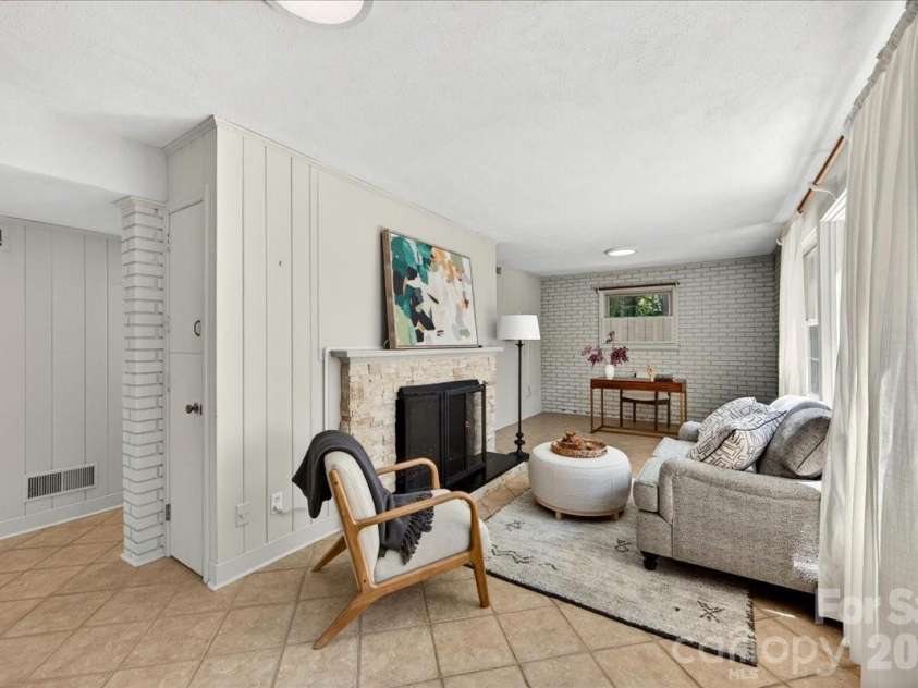 5451 Addison Drive, Charlotte, NC 28211.  MLS# CAR4391782, YatesRealty ID 32091. Bonus Space