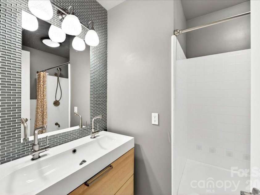 5451 Addison Drive, Charlotte, NC 28211.  MLS# CAR4391782, YatesRealty ID 32091. Full Bath 2