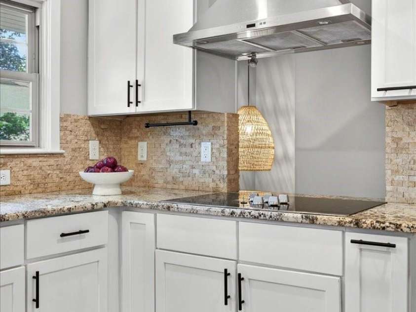 5451 Addison Drive, Charlotte, NC 28211.  MLS# CAR4391782, YatesRealty ID 32091. Kitchen