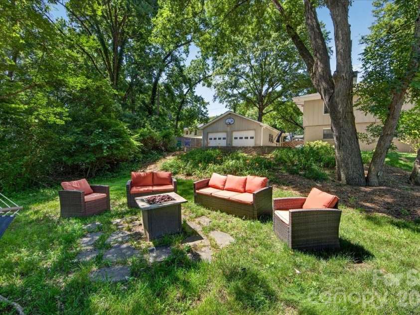 5451 Addison Drive, Charlotte, NC 28211.  MLS# CAR4391782, YatesRealty ID 32091. Side Yard