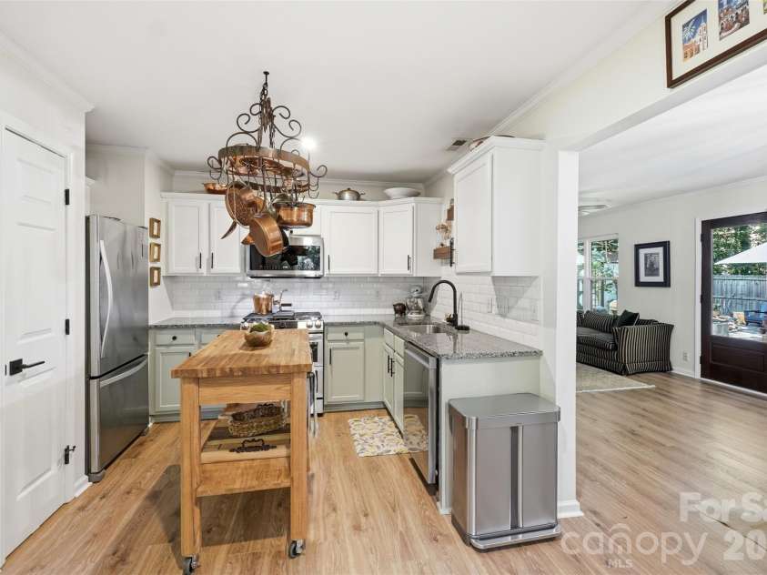 4431 Garris Road, Charlotte, NC 28209.  MLS# CAR4391695, YatesRealty ID 32095. 