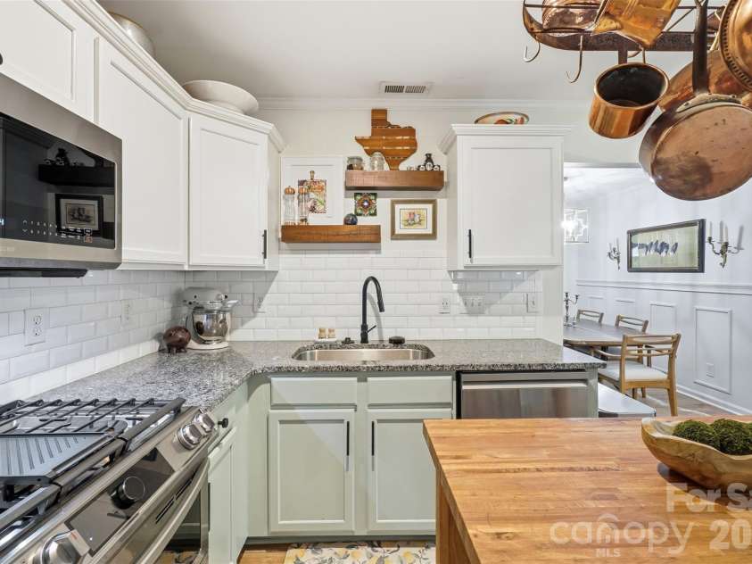 4431 Garris Road, Charlotte, NC 28209.  MLS# CAR4391695, YatesRealty ID 32095. 