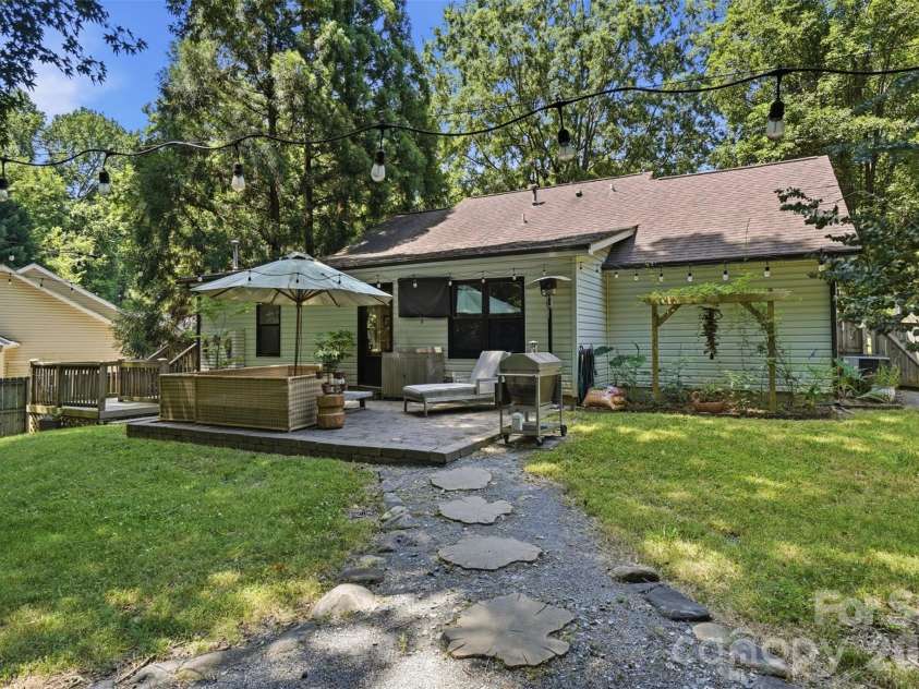 4431 Garris Road, Charlotte, NC 28209.  MLS# CAR4391695, YatesRealty ID 32095. 