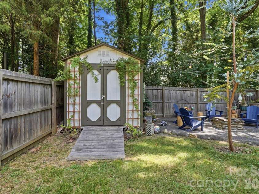 4431 Garris Road, Charlotte, NC 28209.  MLS# CAR4391695, YatesRealty ID 32095. 