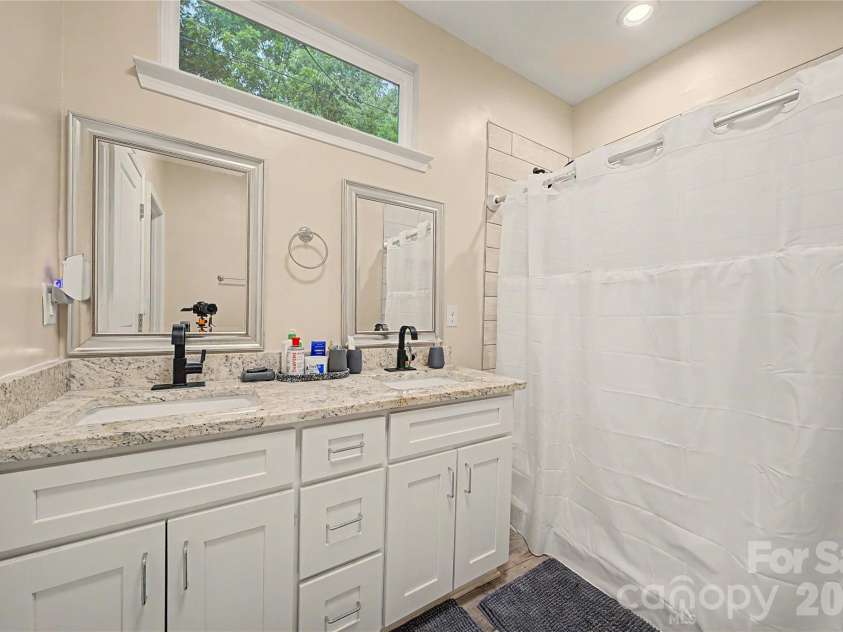 309 James Street, Gastonia, NC 28052.  MLS# CAR4395558, YatesRealty ID 32096. Primary bath