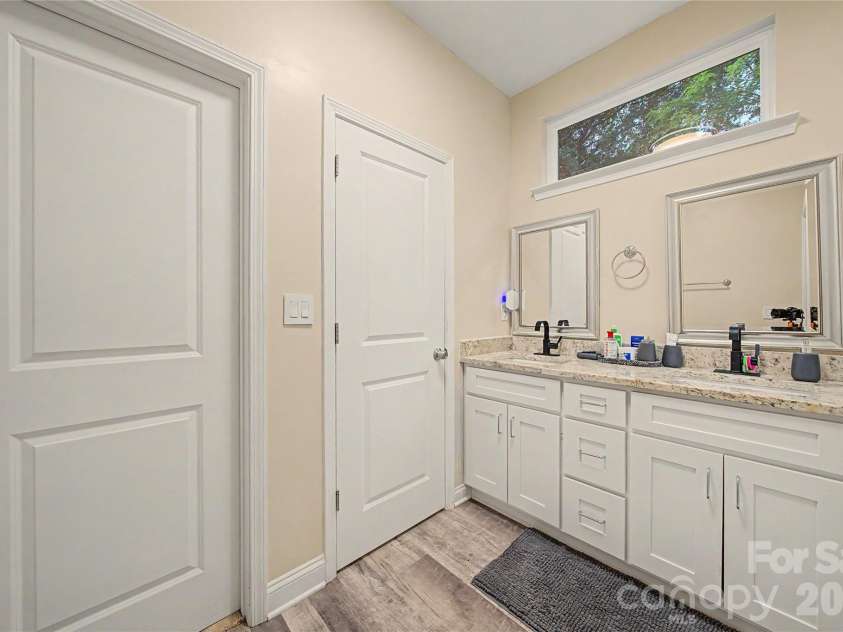 309 James Street, Gastonia, NC 28052.  MLS# CAR4395558, YatesRealty ID 32096. Primary bath
