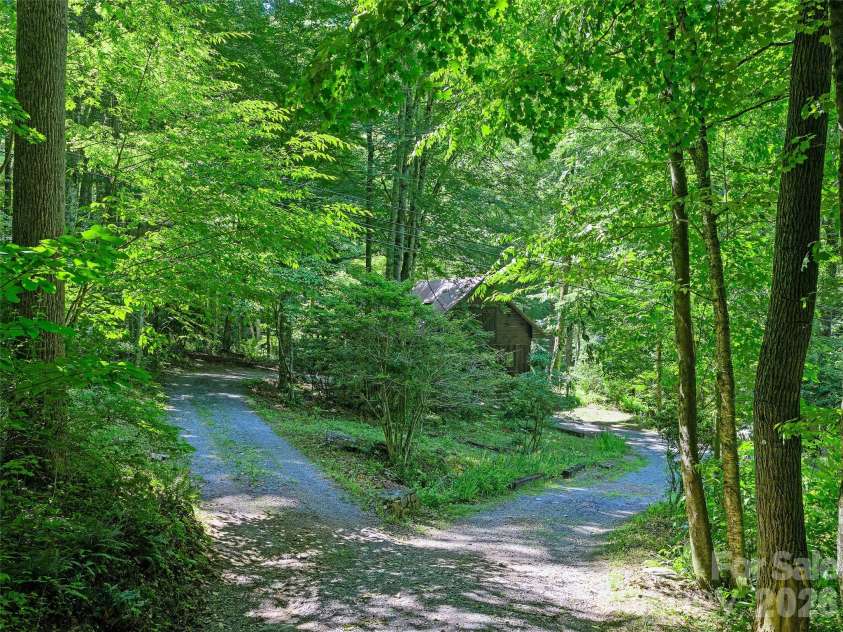 552 Fork Road, Burnsville, NC 28714.  MLS# CAR4395564, YatesRealty ID 32097. Circle drive into property 
