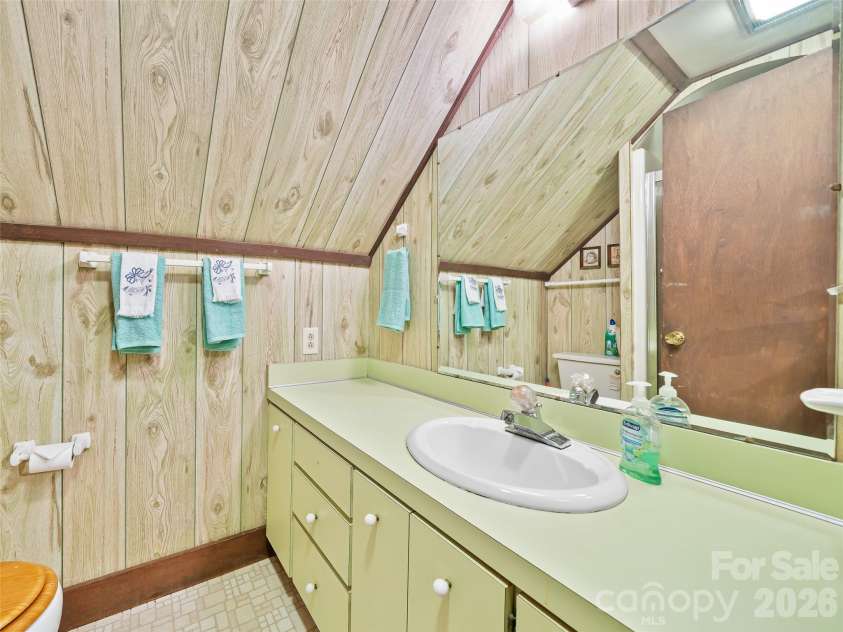 552 Fork Road, Burnsville, NC 28714.  MLS# CAR4395564, YatesRealty ID 32097. Full upper level Bath 
