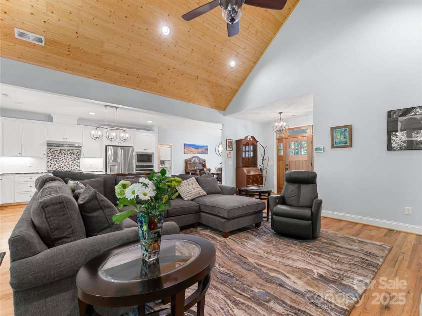 249 Tsisqua Circle, Brevard, NC 28712.  MLS# CAR4284324, YatesRealty ID 32098. 