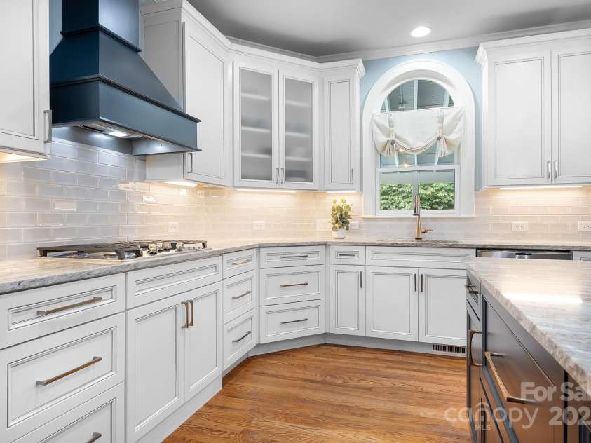 14138 Timbergreen Drive, Huntersville, NC 28078.  MLS# CAR4277542, YatesRealty ID 32099. 42 inch cabinets surround the kitchen