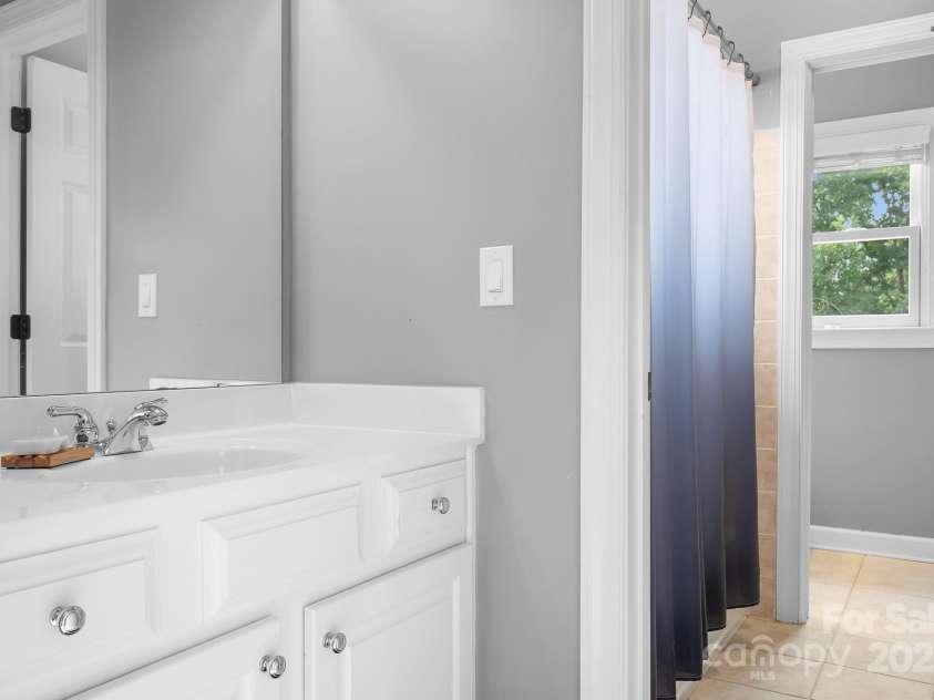 14138 Timbergreen Drive, Huntersville, NC 28078.  MLS# CAR4277542, YatesRealty ID 32099. Jack and Jill bath between third and fourth bed
