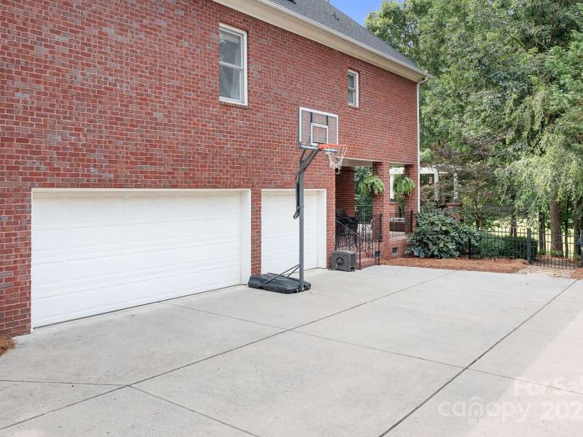 14138 Timbergreen Drive, Huntersville, NC 28078.  MLS# CAR4277542, YatesRealty ID 32099. Spacious driveway