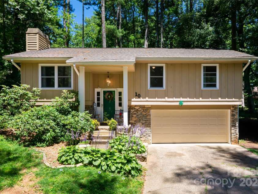 10 Muirfield Drive, Arden, NC 28704.  MLS# CAR4186604, YatesRealty ID 321. 