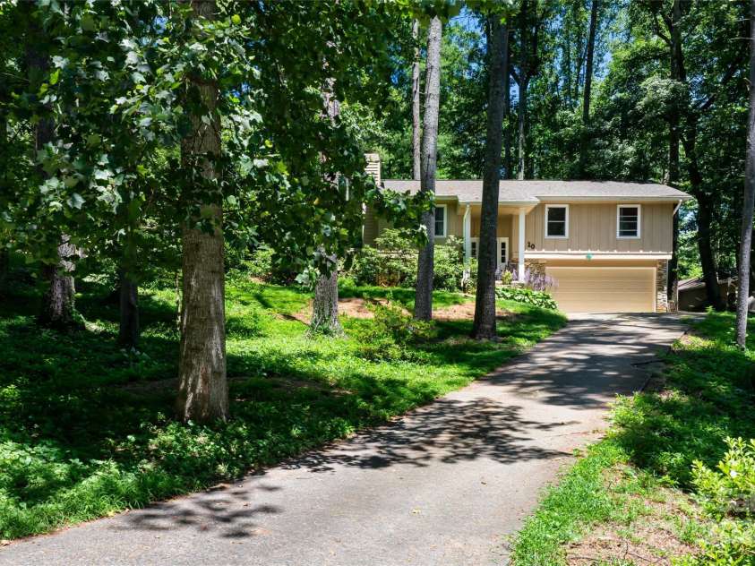 10 Muirfield Drive, Arden, NC 28704.  MLS# CAR4186604, YatesRealty ID 321. 