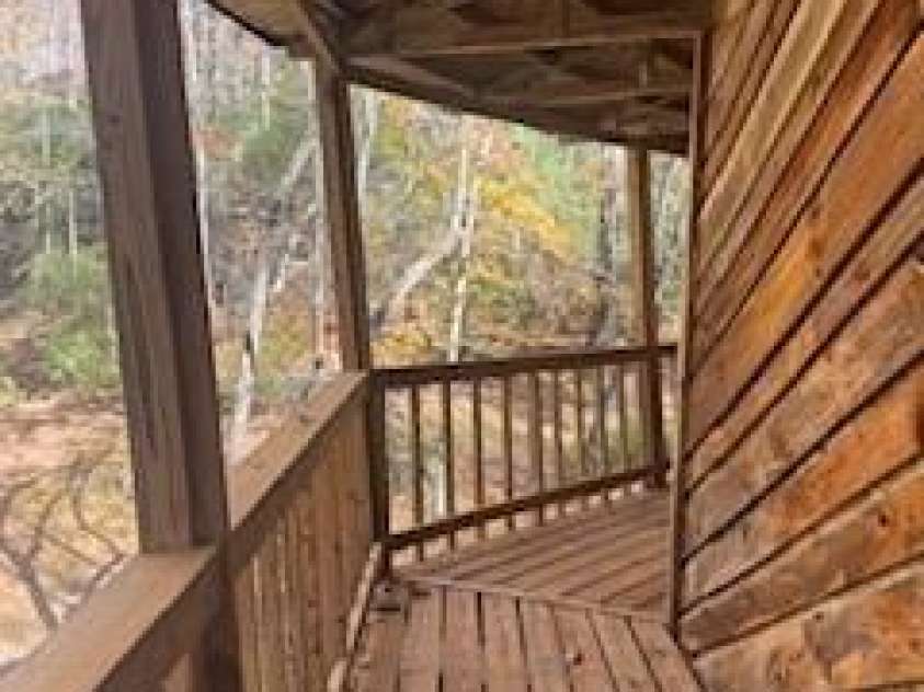 667 Pinewood Knoll Drive, Hendersonville, NC 28739.  MLS# CAR4319035, YatesRealty ID 321. 