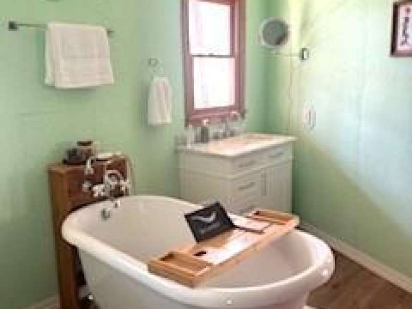 667 Pinewood Knoll Drive, Hendersonville, NC 28739.  MLS# CAR4319035, YatesRealty ID 321. 