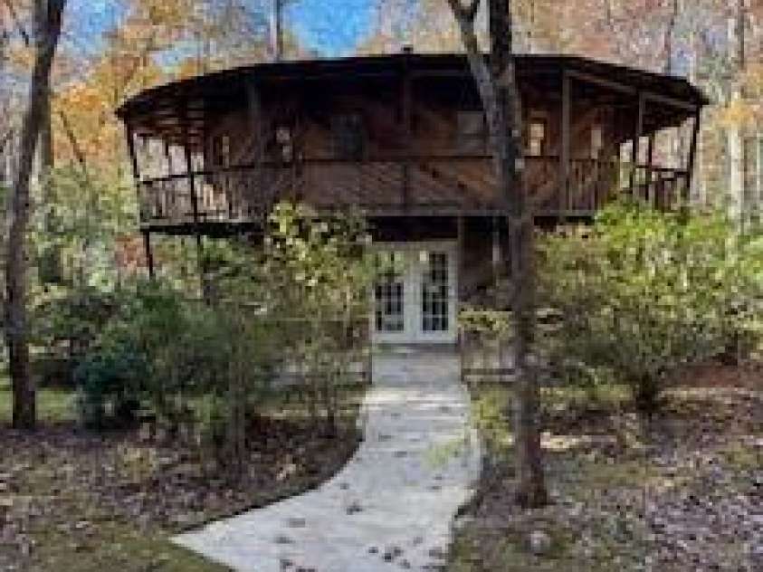 667 Pinewood Knoll Drive, Hendersonville, NC 28739.  MLS# CAR4319035, YatesRealty ID 321. 