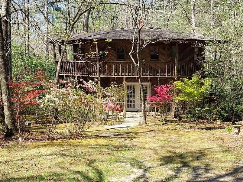 667 Pinewood Knoll Drive, Hendersonville, NC 28739.  MLS# CAR4319035, YatesRealty ID 321. 