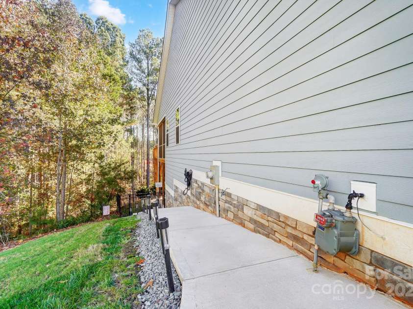 25622 Seagull Drive, Lancaster, SC 29720.  MLS# CAR4197306, YatesRealty ID 3210. Side walkway to basement