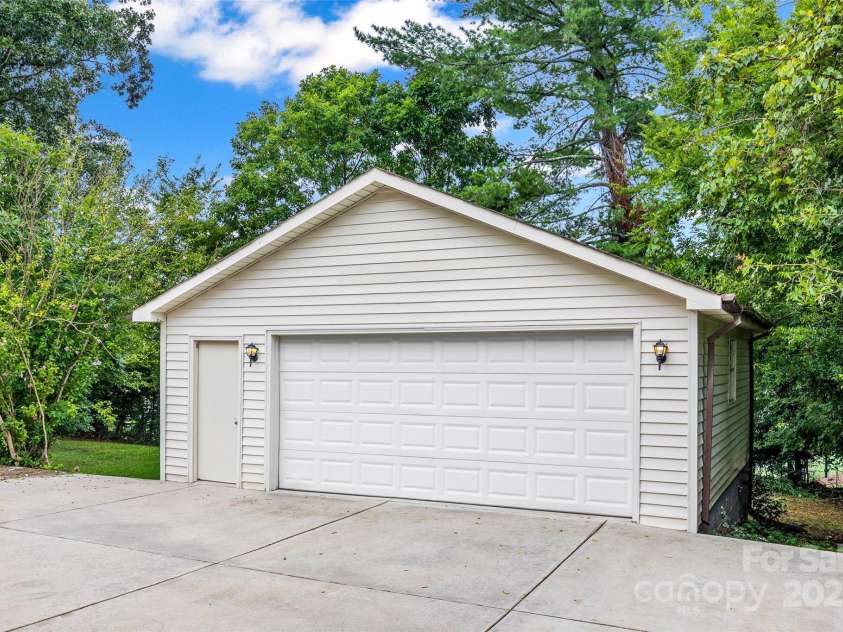 6511 Windyrush Road, Charlotte, NC 28226.  MLS# CAR4289424, YatesRealty ID 32102. 