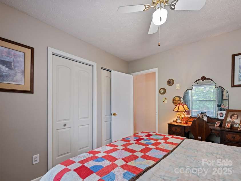 41 Vista Drive, Clyde, NC 28721.  MLS# CAR4290445, YatesRealty ID 32106. 