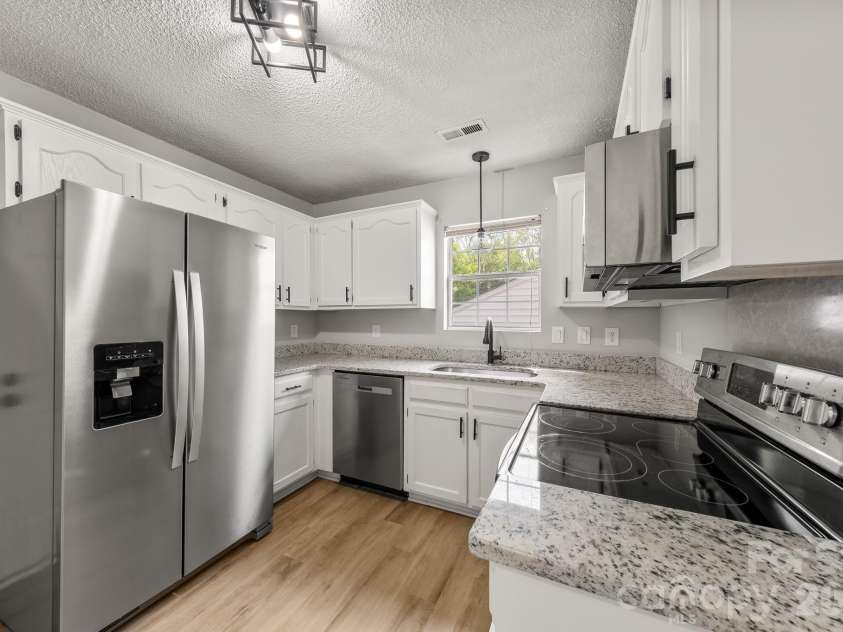 1089 Cherry Meadow Lane, Rock Hill, SC 29732.  MLS# CAR4392176, YatesRealty ID 32109. Kitchen
