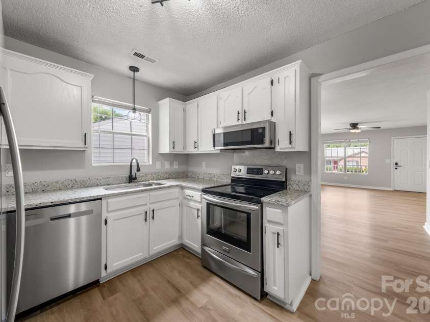 1089 Cherry Meadow Lane, Rock Hill, SC 29732.  MLS# CAR4392176, YatesRealty ID 32109. Kitchen
