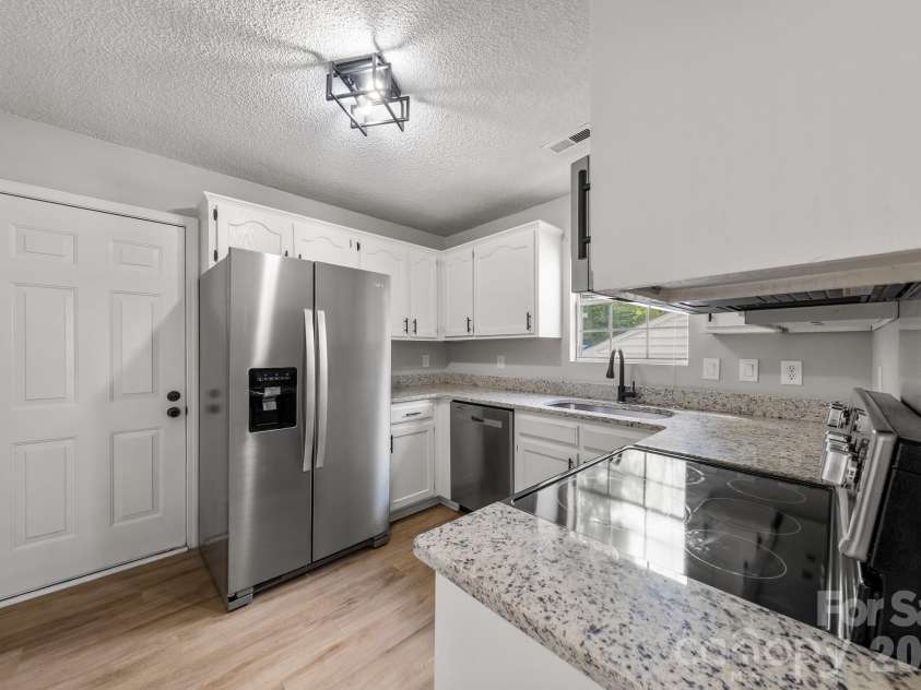 1089 Cherry Meadow Lane, Rock Hill, SC 29732.  MLS# CAR4392176, YatesRealty ID 32109. Kitchen
