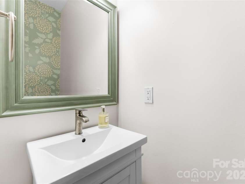 237 Hurston Circle, Charlotte, NC 28208.  MLS# CAR4338505, YatesRealty ID 3211. 