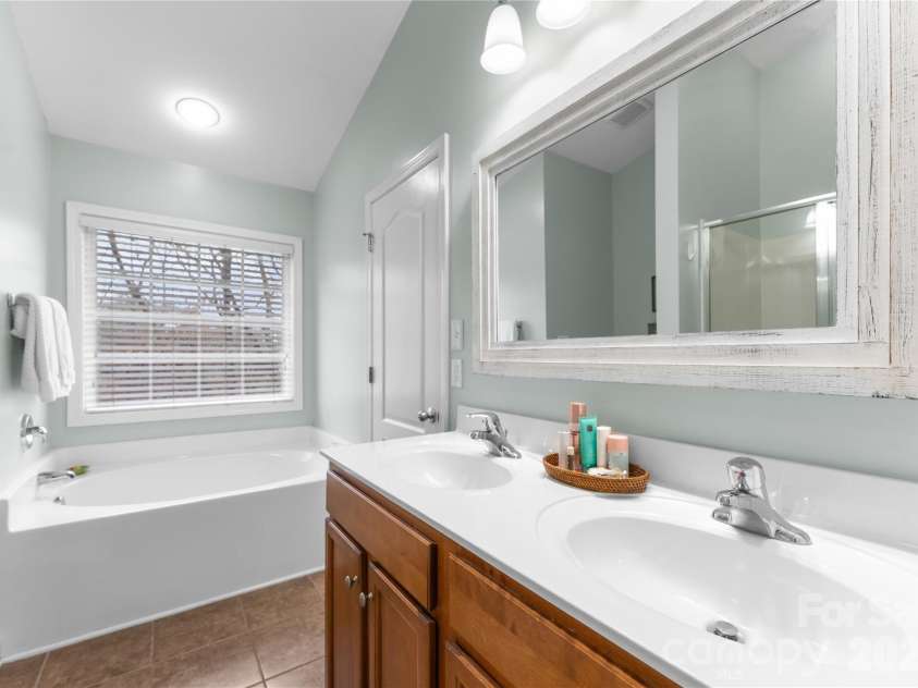 237 Hurston Circle, Charlotte, NC 28208.  MLS# CAR4338505, YatesRealty ID 3211. 