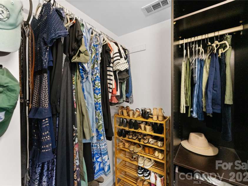 237 Hurston Circle, Charlotte, NC 28208.  MLS# CAR4338505, YatesRealty ID 3211. 