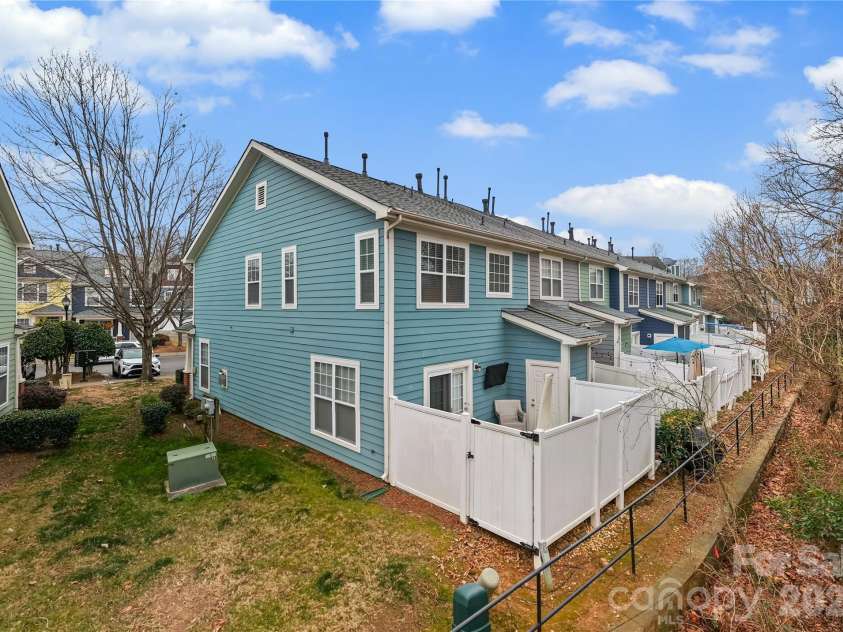 237 Hurston Circle, Charlotte, NC 28208.  MLS# CAR4338505, YatesRealty ID 3211. 