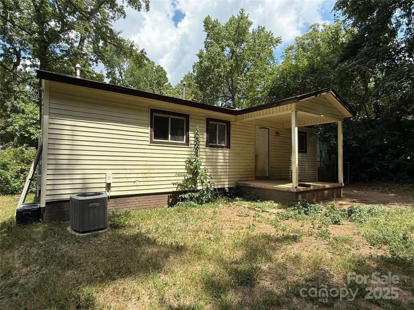4718 Woodstone Drive, Charlotte, NC 28269.  MLS# CAR4286639, YatesRealty ID 32111. 