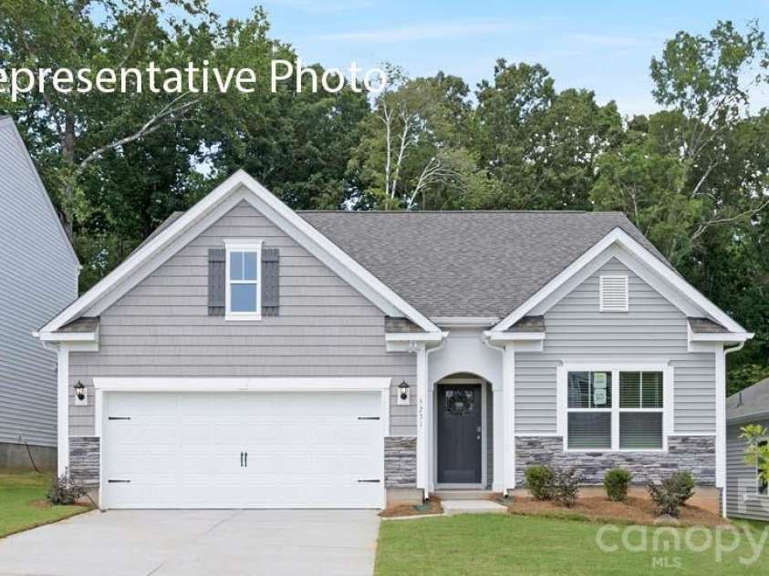 620 17th Avenue Drive, Hickory, NC 28601.  MLS# CAR4395377, YatesRealty ID 32115. 