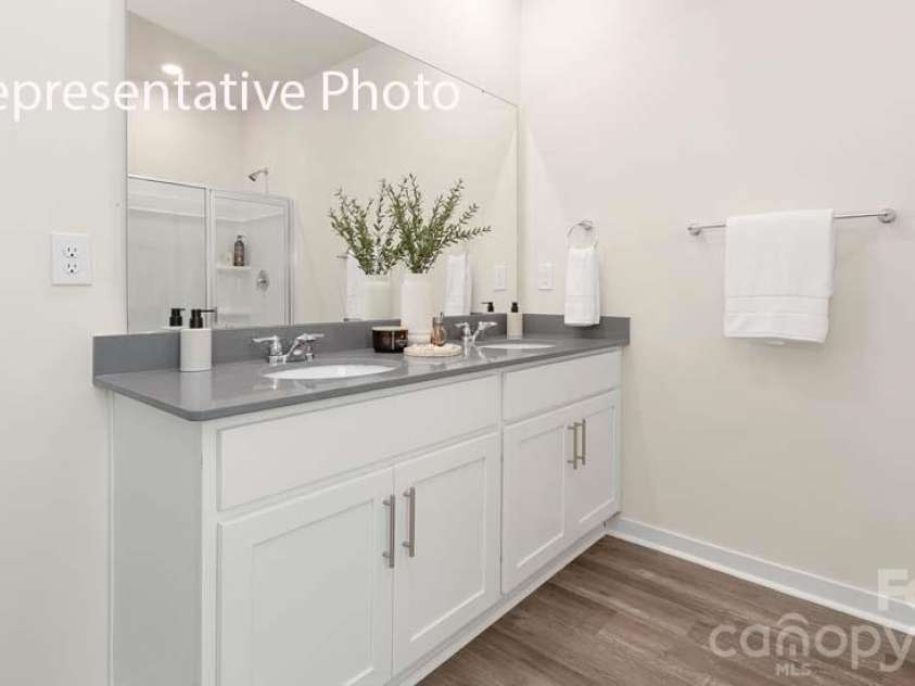 620 17th Avenue Drive, Hickory, NC 28601.  MLS# CAR4395377, YatesRealty ID 32115. 