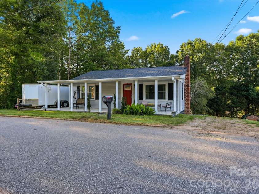 32 Highland Avenue, Granite Falls, NC 28630.  MLS# CAR4395467, YatesRealty ID 32116. 
