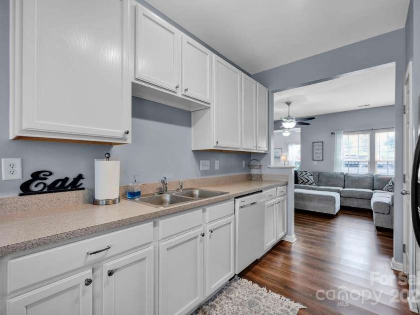 4214 Coulter Crossing, Charlotte, NC 28213.  MLS# CAR4292259, YatesRealty ID 32116. Kitchen